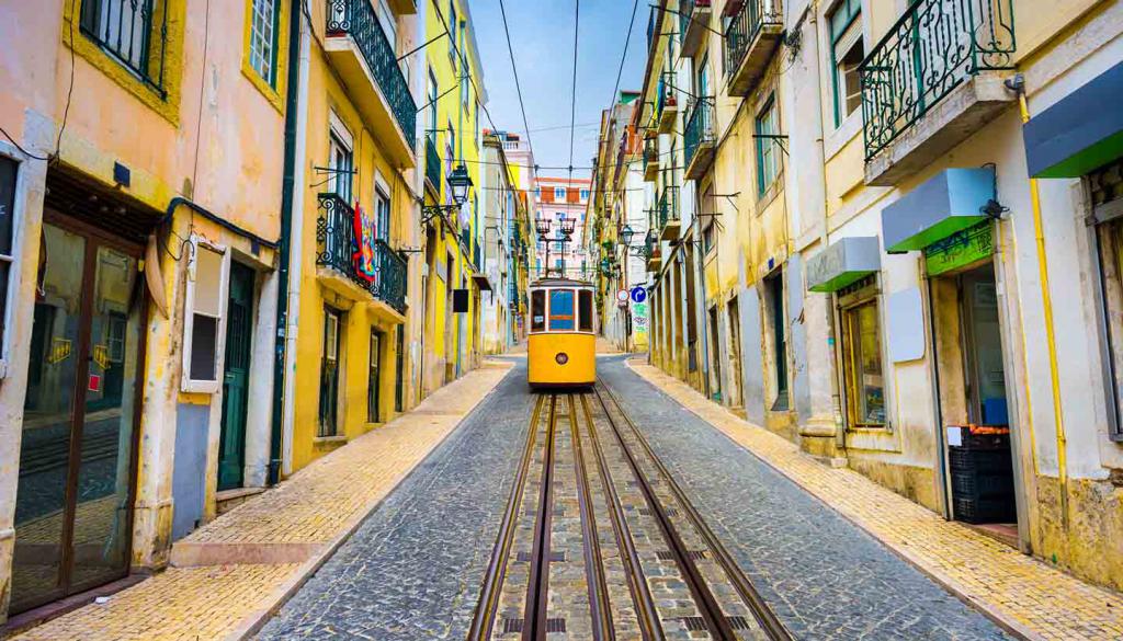 Желтый Португальский трамвайчик