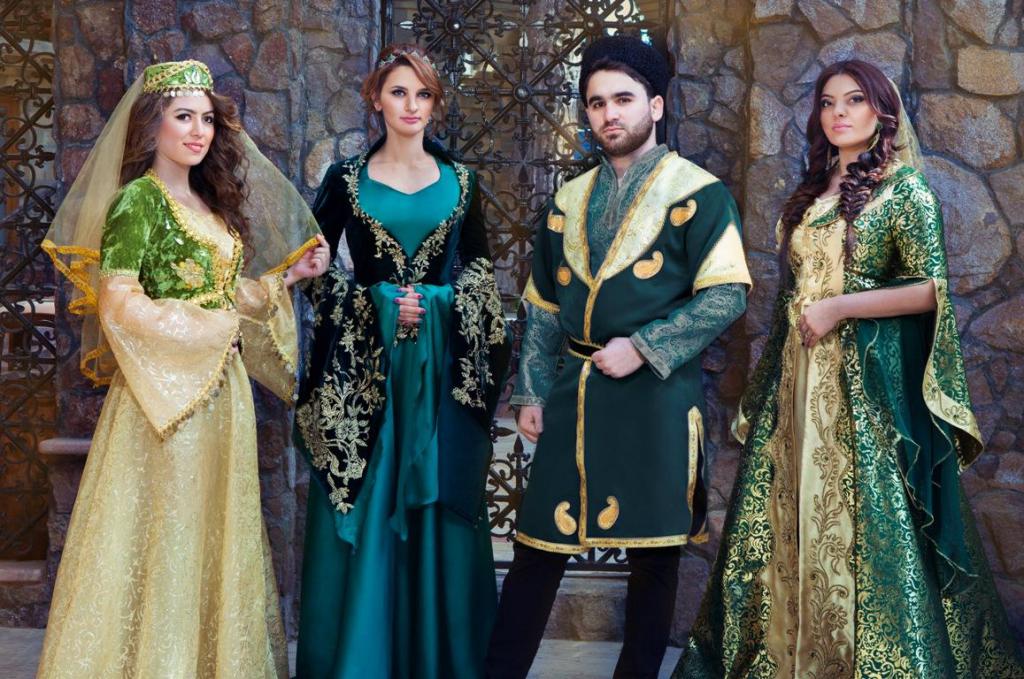 Азербайджанцы в традиционных костюмах.