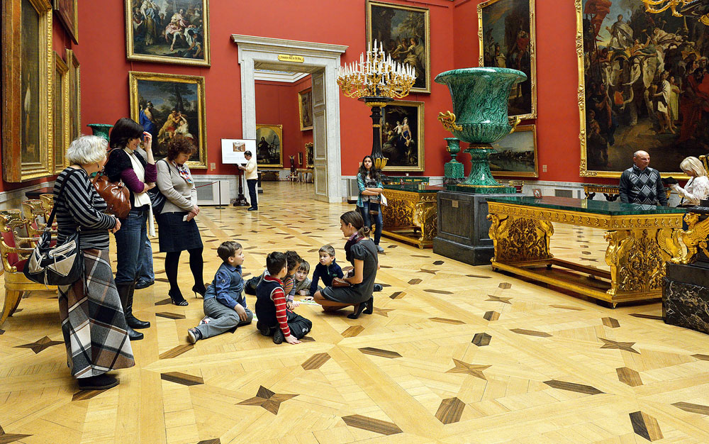 Дети слушают экскурсовода в музее.