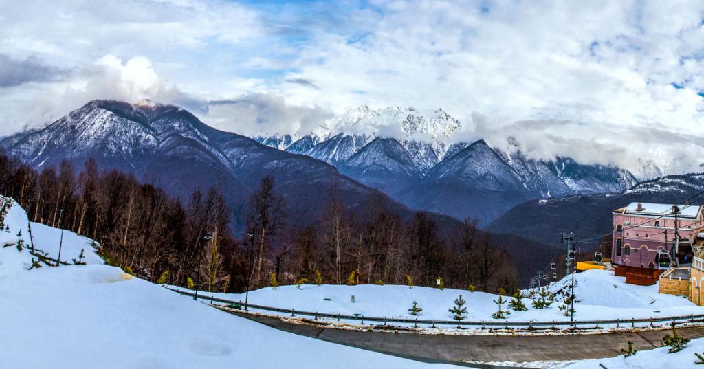 Вид на горы зимой в Красной Поляне
