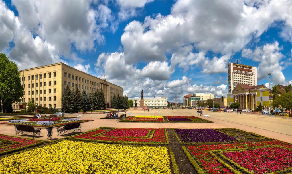 Площадь Ленина и Александровская площадь на заднем плане