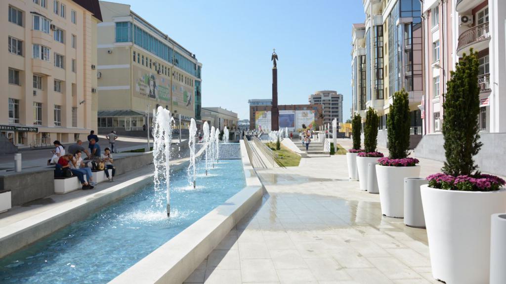 Александровская площадь и монумент "Ангел-хранитель"