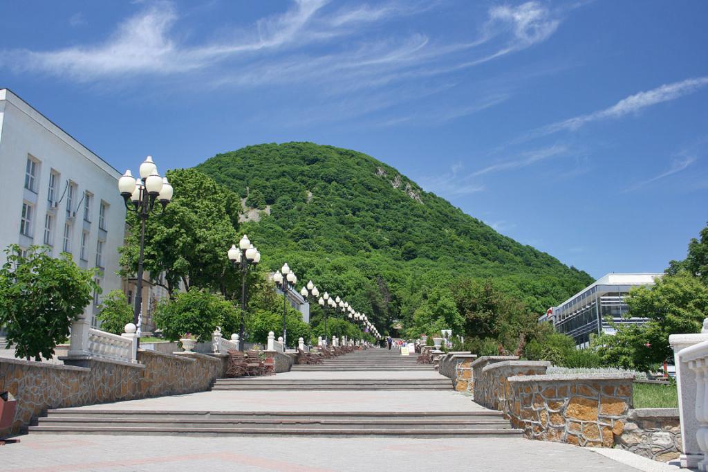 Вид на гору Железную с центральной площади