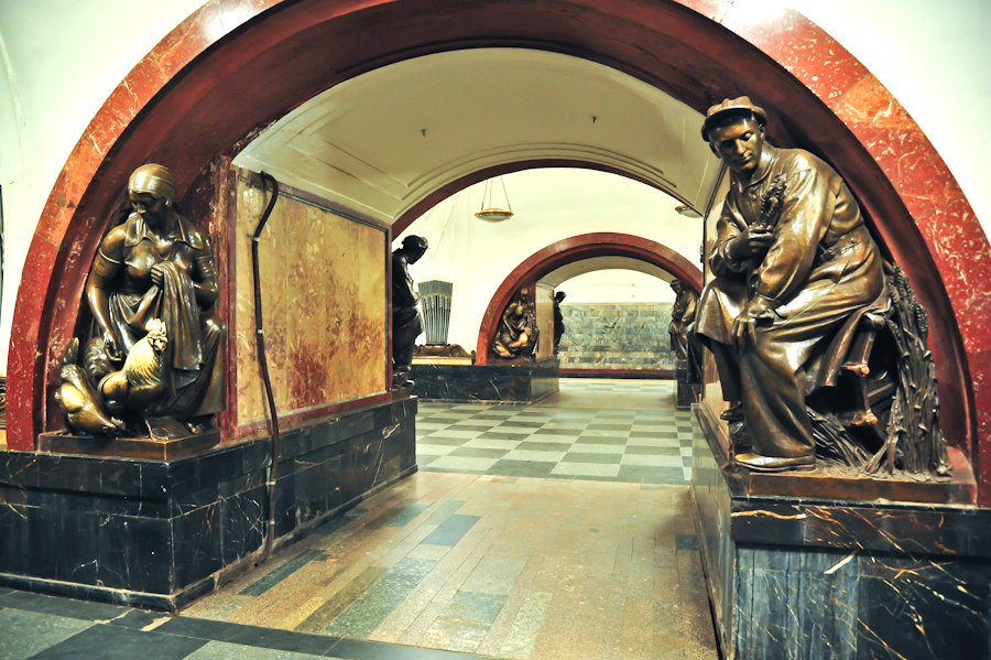 Станция метро "Площадь революции"