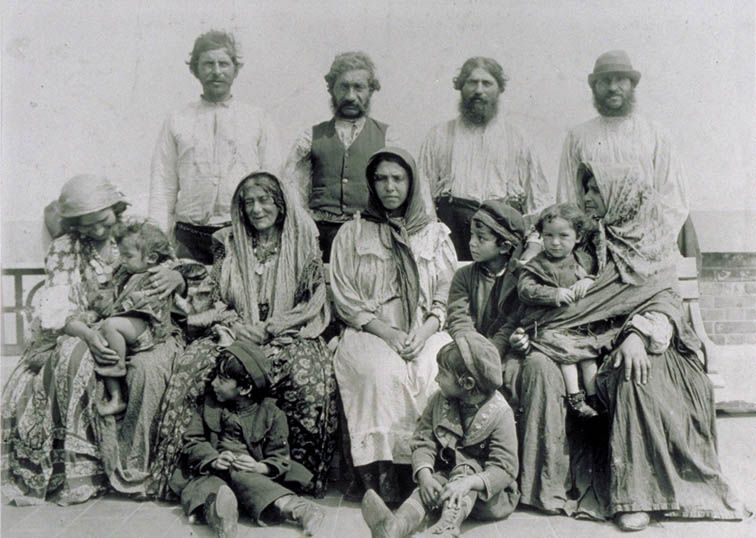 Цыганская семья начала 20 века