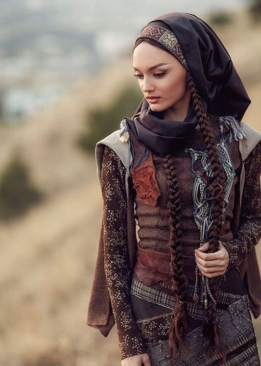Азербайджанка в традиционном костюме.