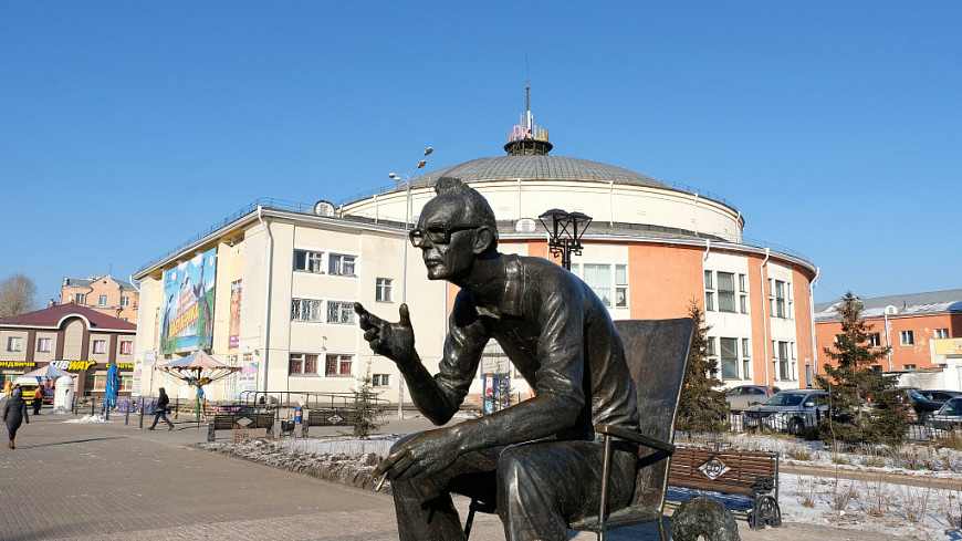 памятник Гайдаю в Иркутске