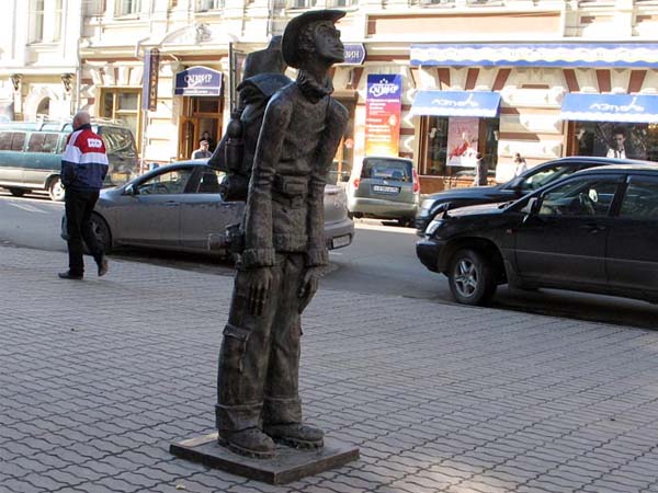 памятник туристу в Иркутске
