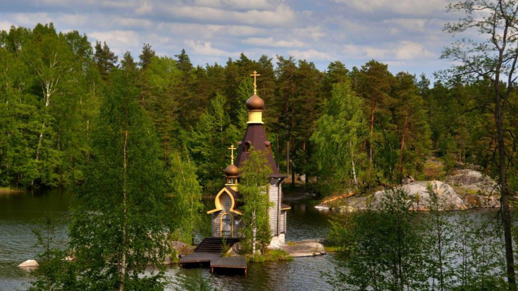 Маленькая церковь на островке Невского озера.