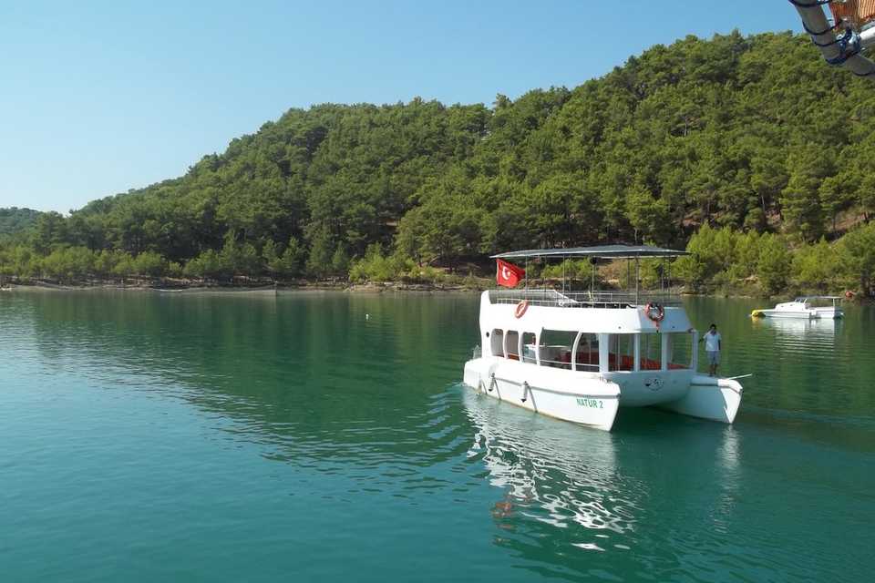 Катер на Зеленом озере в Турции.