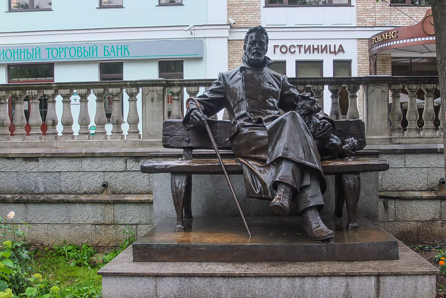 Памятник Чехову в Звенигороде
