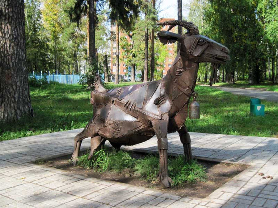 Памятник козе в Ижевске