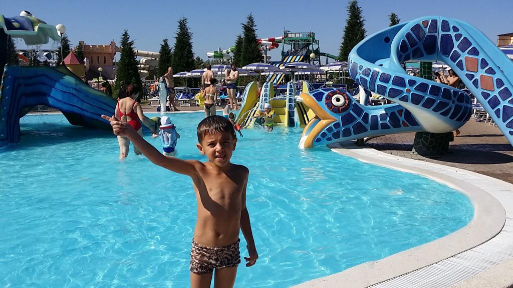 Мальчик в аквапарке "Золотая бухта".