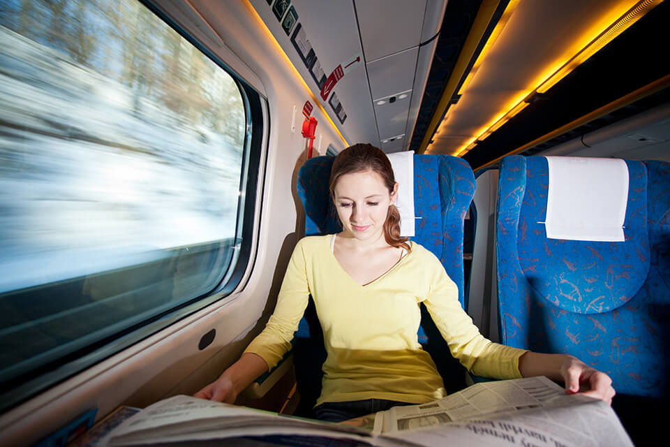 Девушка читает в поезде