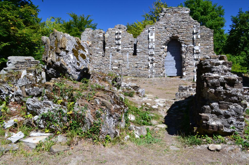 руины храма в Лоо
