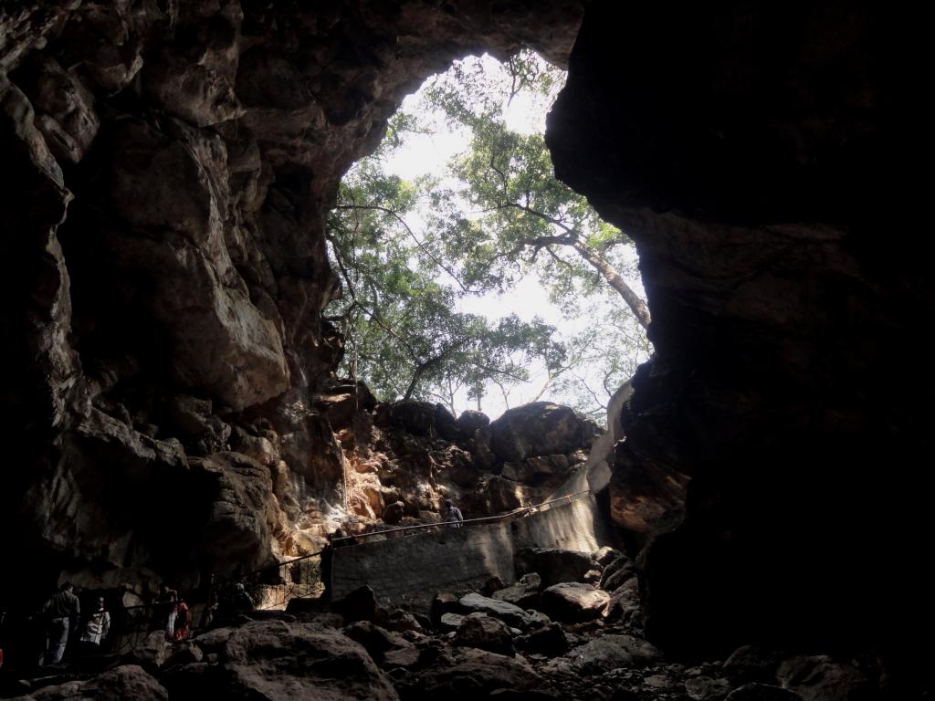 Вид из большой пещеры.