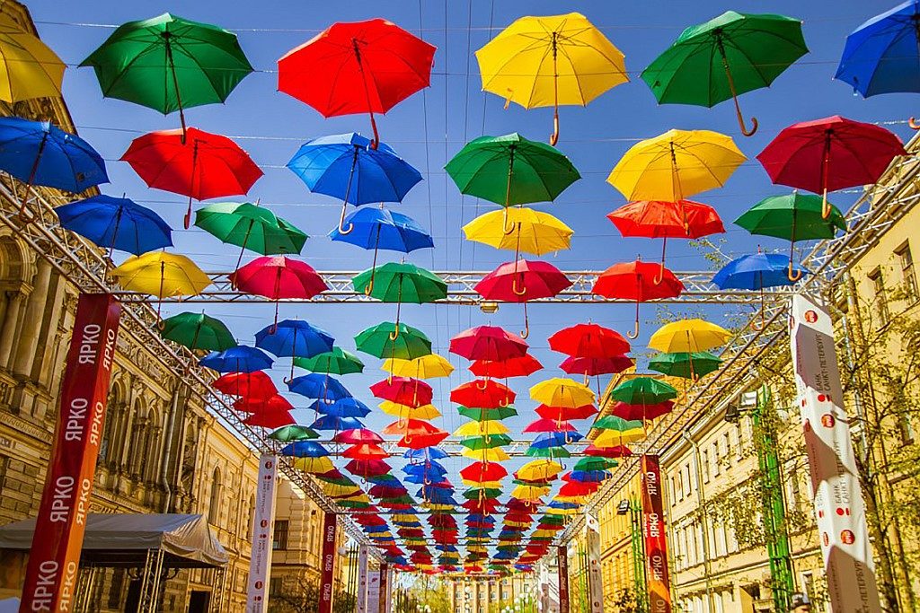 Аллея парящих зонтиков в СПб
