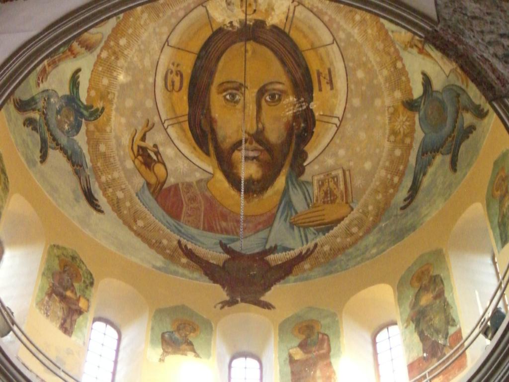 Изображение Христа и апостолов в куполе Пицундского храма