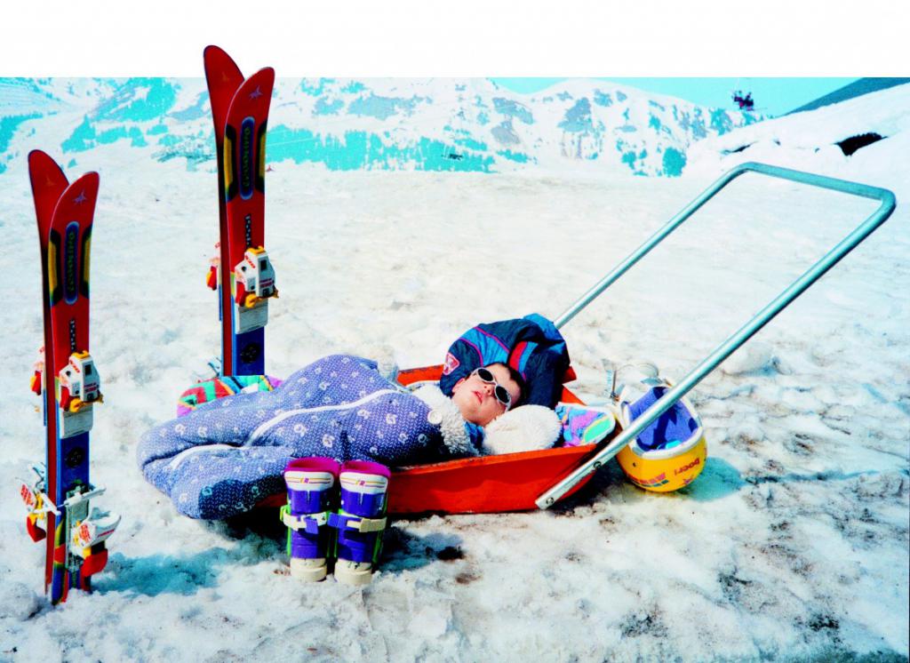 ребенок возле лыж