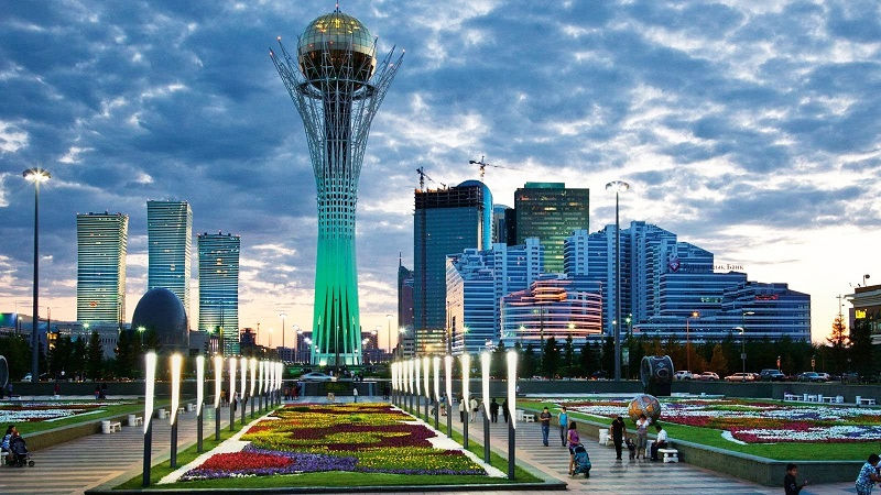 Астана: бульвар Нуржол вечером