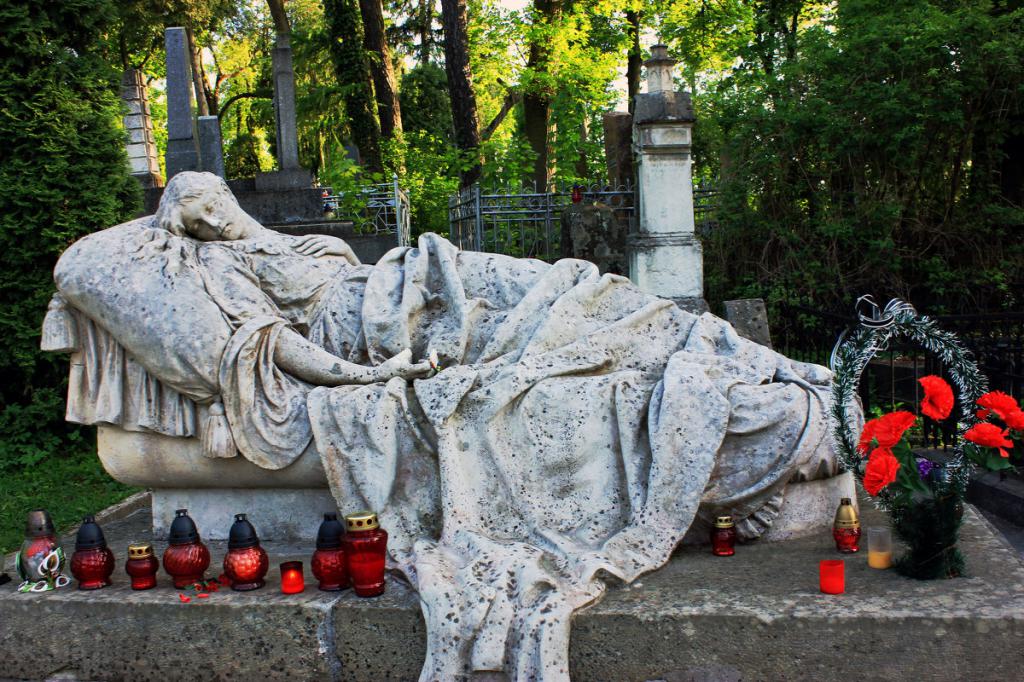Лычаковское кладбище Львова (спящая девица Марковская)