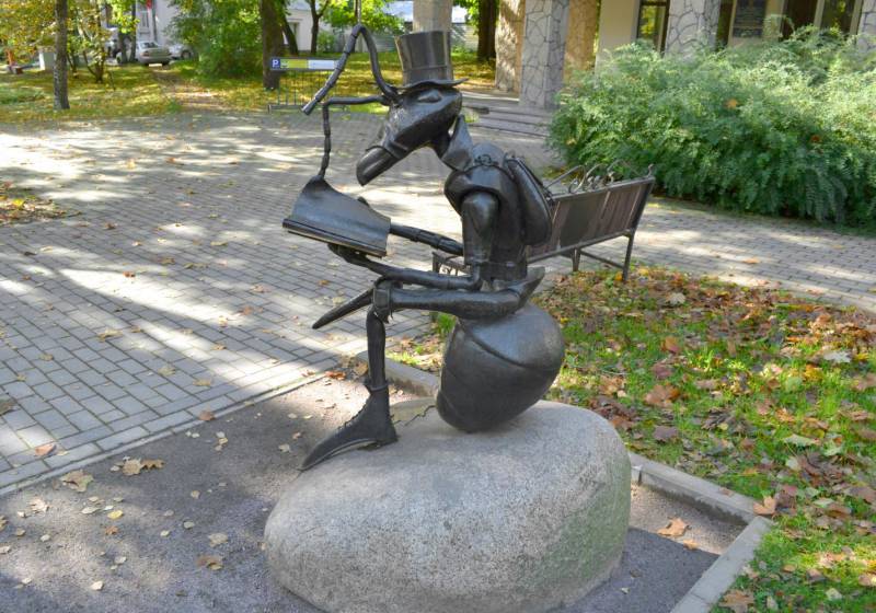 Скульптура возле "Музея муравья"