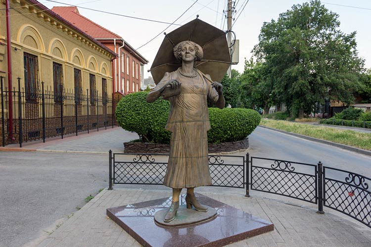 Памятник раневской