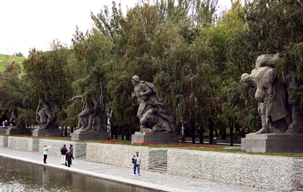 Скульптуры вдоль канала