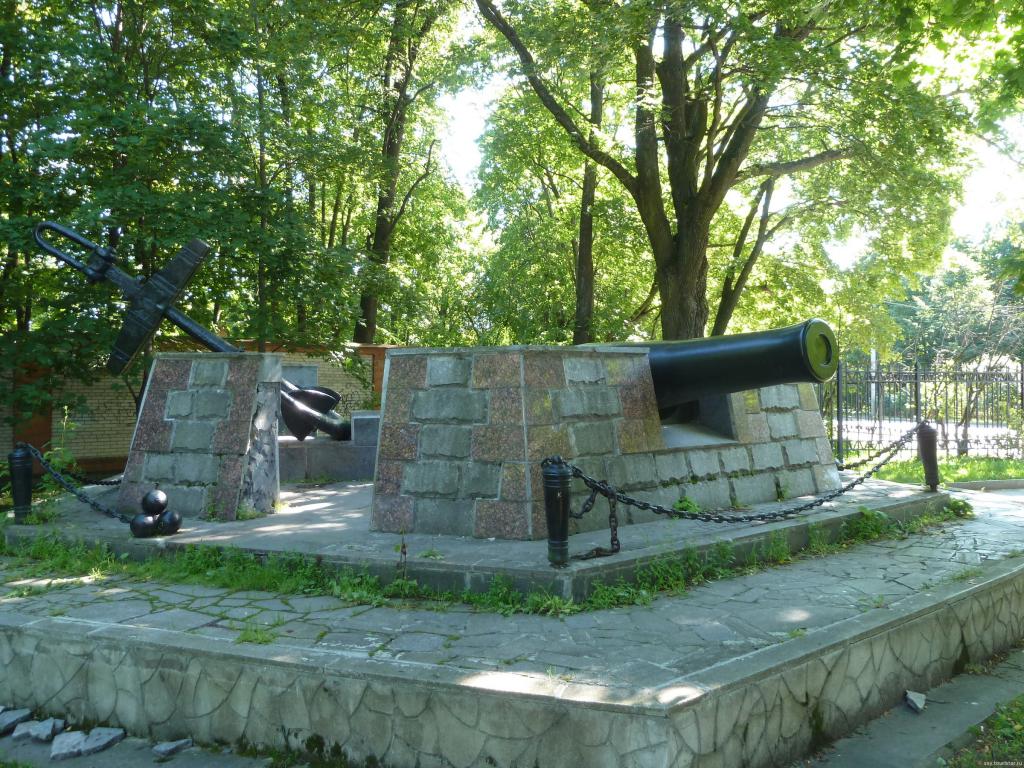 Памятник у завода