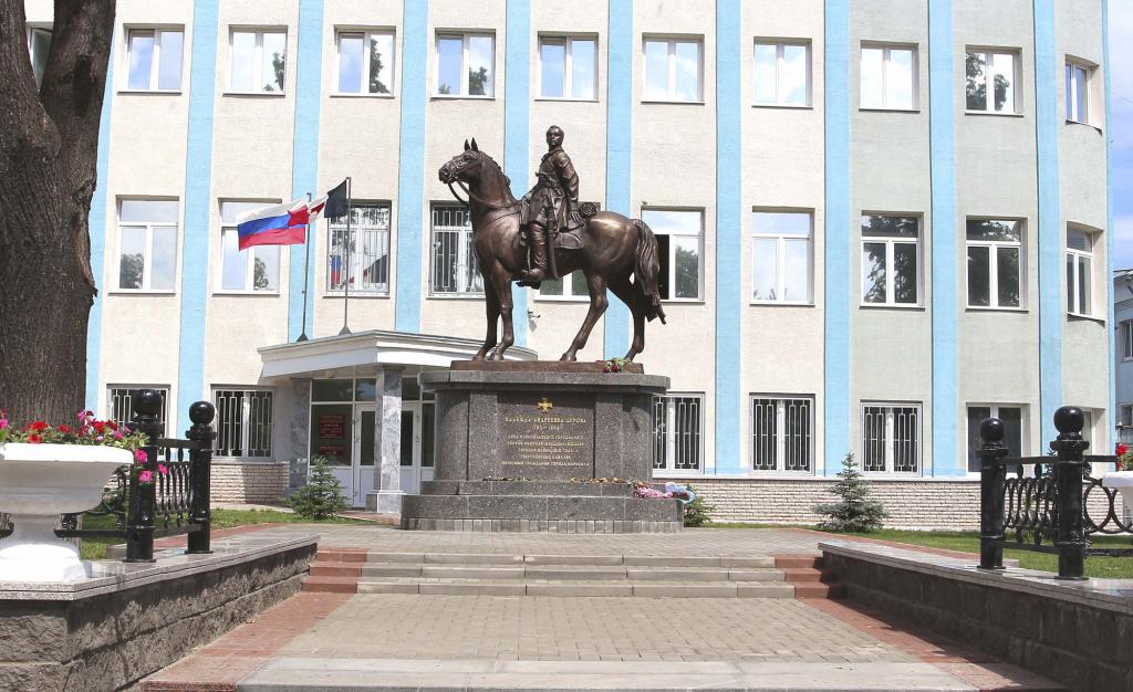 Памятник Дуровой