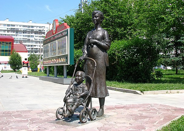 Скульптура мамы с ребенком