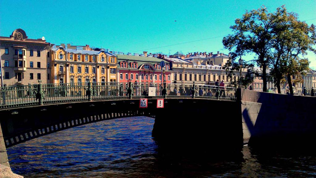 Мост Поцелуев в Санкт-Петербурге