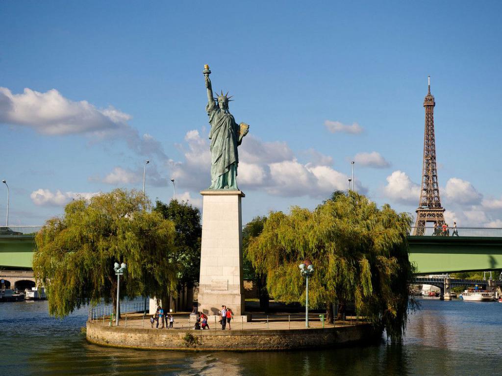 статуя Свободы в Париже