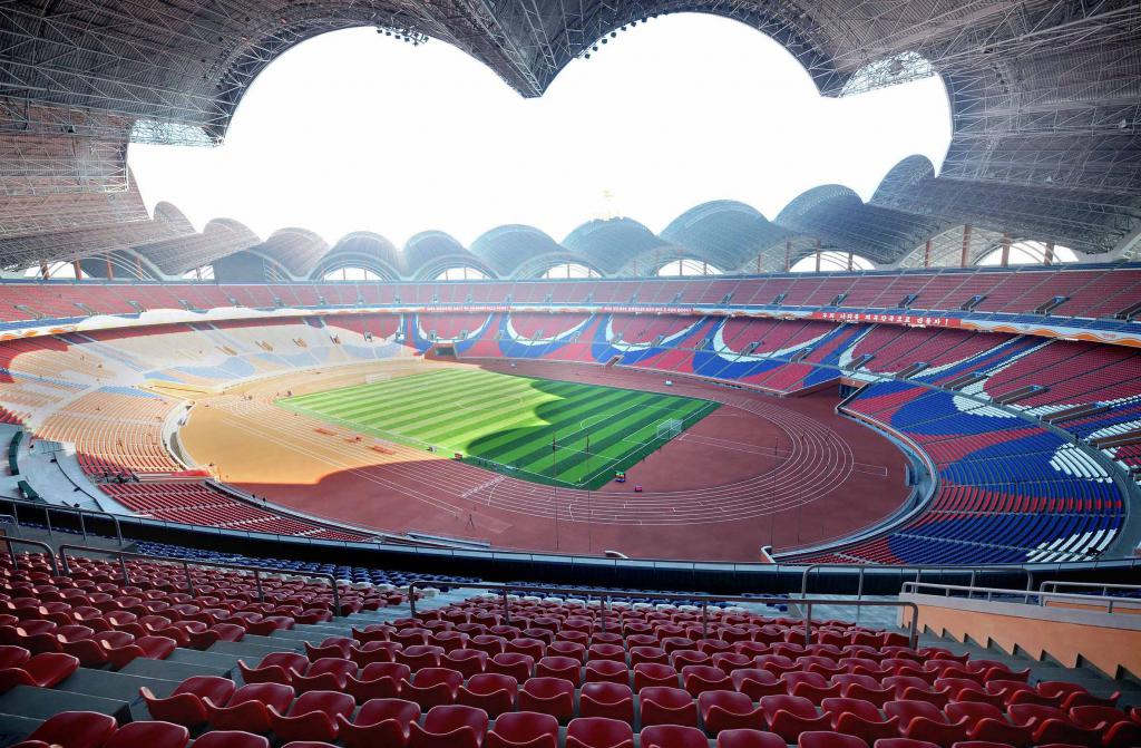 Взгляд на купол стадиона изнутри