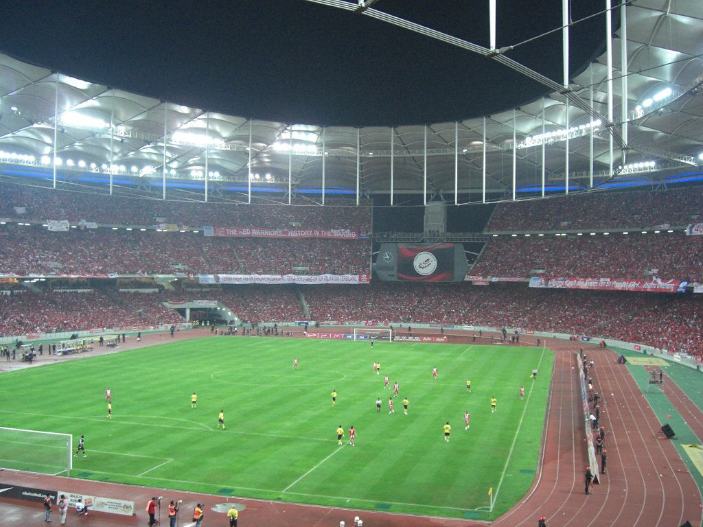 Футбольный матч на стадионе