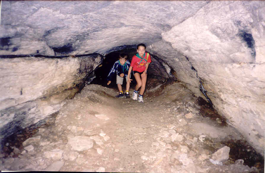 Дети в ахунской пещере.