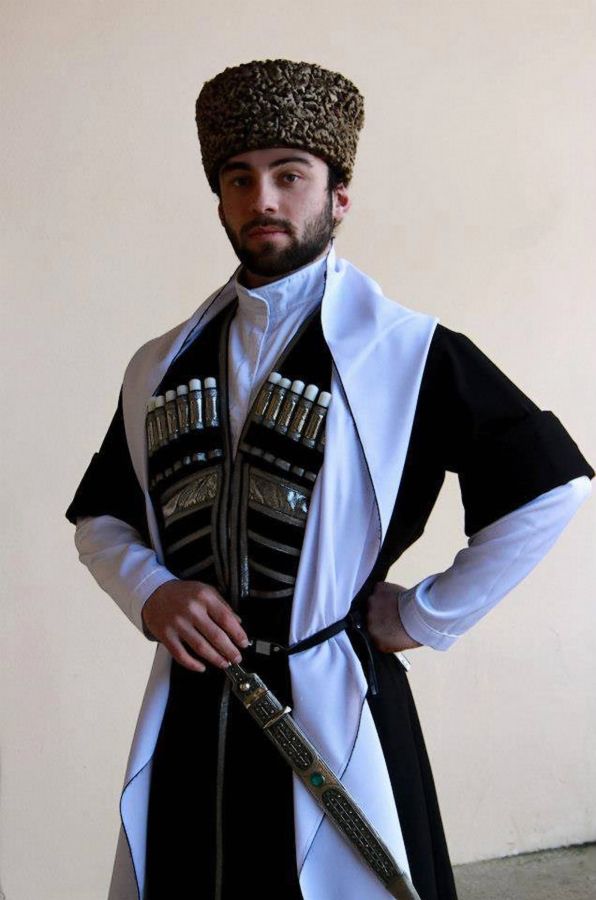 мужчина в национальном грузинском костюме