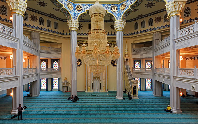 Внутренний интерьер мечети