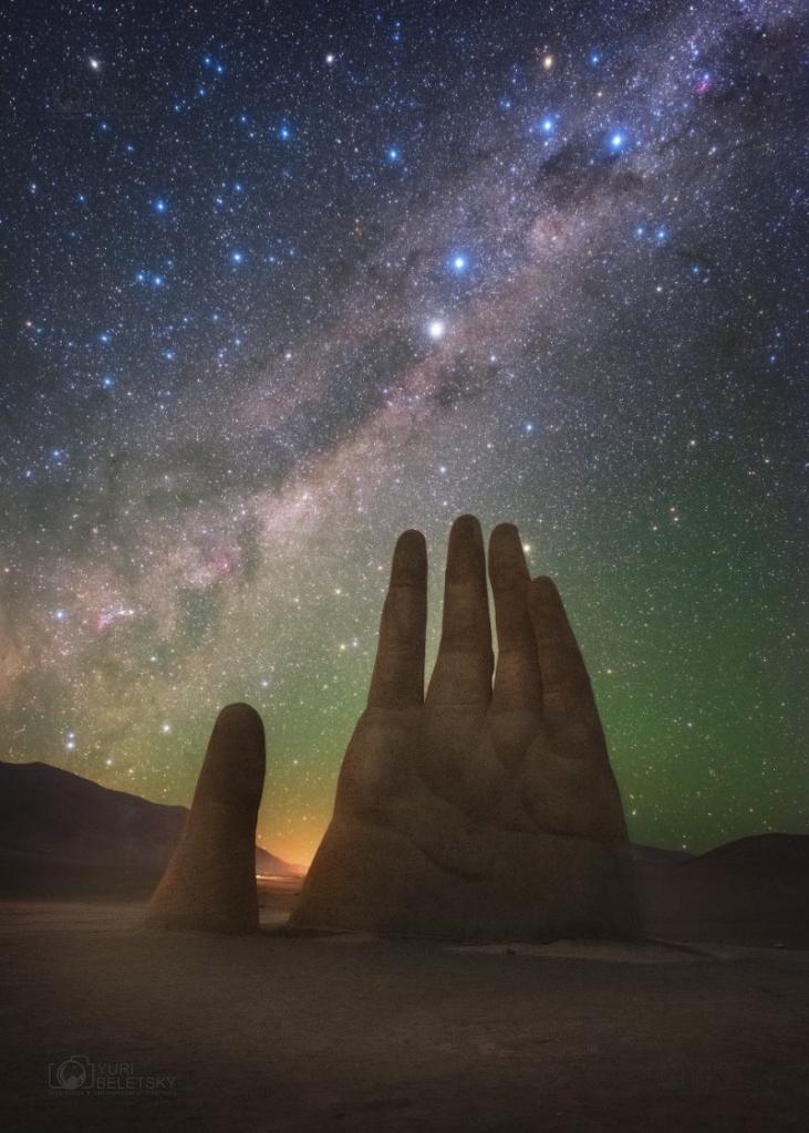 Скульптура «Рука пустыни» в Атакаме