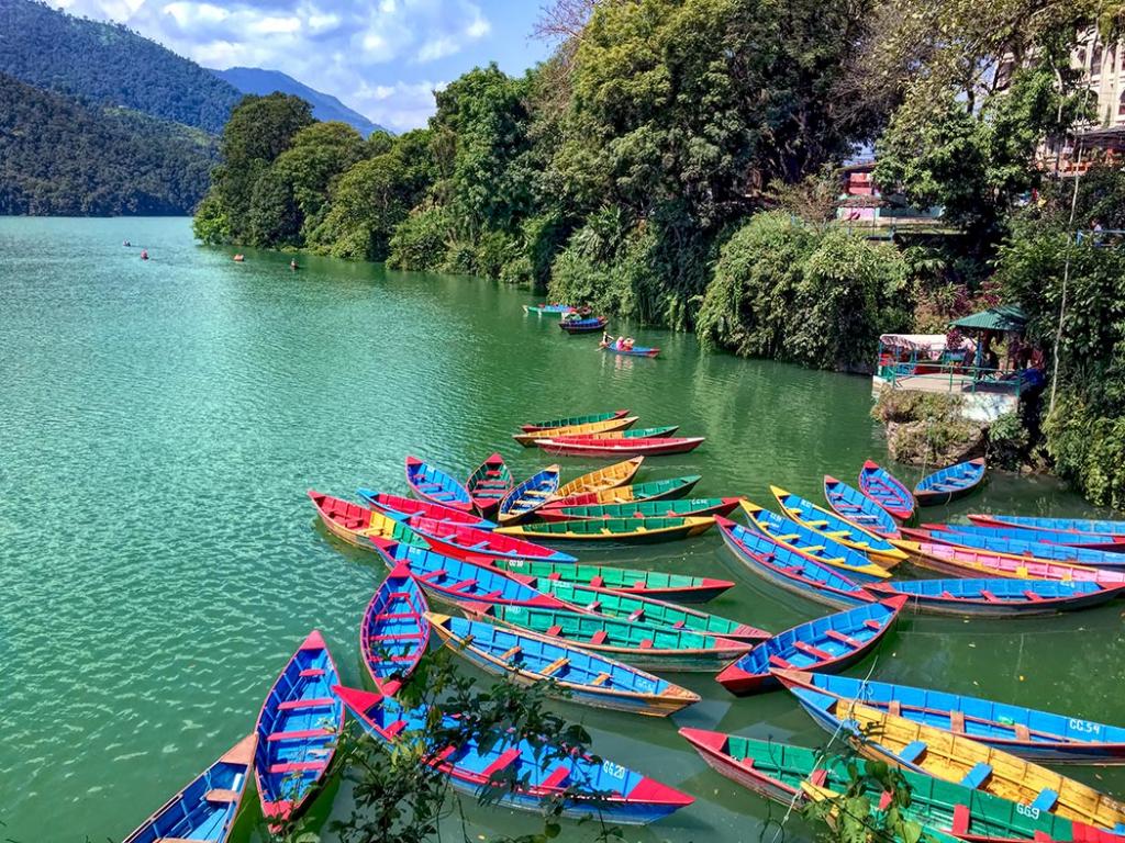 Красочные деревянные лодки на озере Пхева в Покхаре