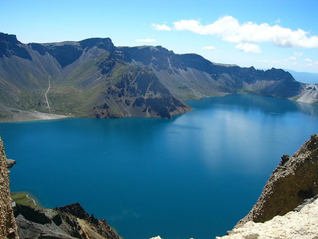 Озеро, расположенное высоко в горах