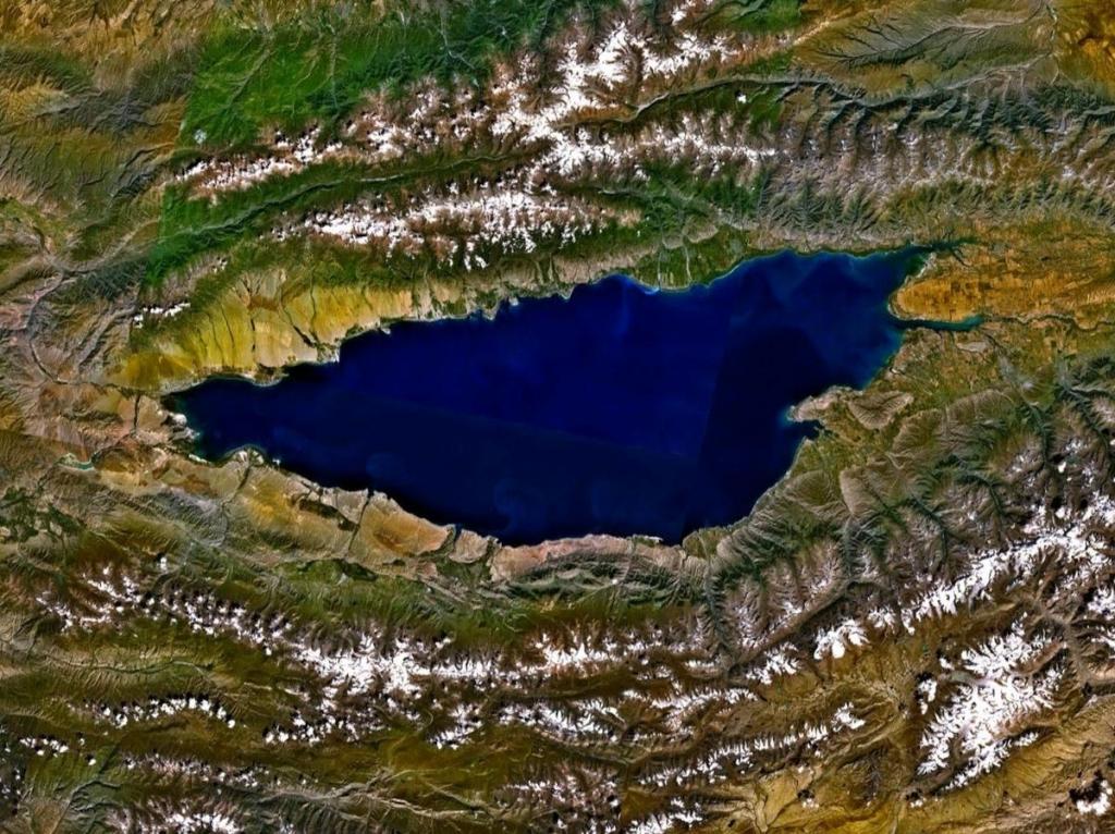 космический снимок озера иссык-куль